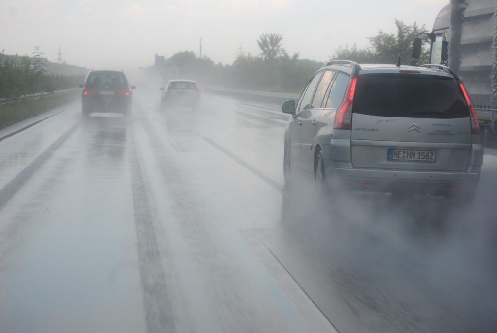Hogyan változik a gumik teljesítménye erős esőzés esetén? 5 Gumiszerviz, gumiabroncs szerviz